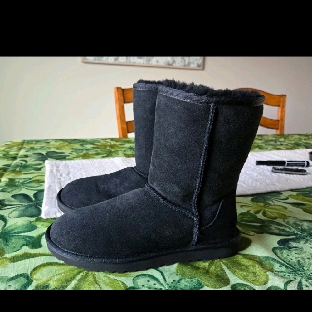 UGG Australia Classic Short Black Sheepskin Boots Women Size 6 S/N 5825